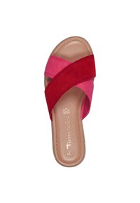 Sandali infradito in suede rosso e rosa con cinturini incrociati, suola piatta e soletta beige con marchio dorato.