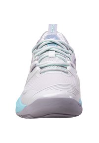 Scarpa sportiva bianca con upper in rete, accenti color acqua e sovrapposizioni testurizzate. Presenta lacci rotondi e una suola imbottita per il comfort.