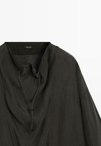 Schwarzer, leichter Kapuzenpullover mit Zugbandverschluss, verfügt über eine lockere Passform und eine glatte Textur. Markenlabel am Hals sichtbar.
