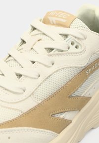 Adidași cu un upper din plasă crem, cu accente din nubuc bej, vârf rotunjit și talpă din cauciuc bej. Șireturile sunt într-o nuanță crem asortată.