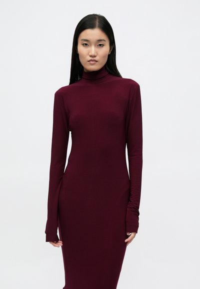 Burgundiapunane, pika varrukaga kleit kehasse vormitud lõikega, kõrge kaeluse, siledapinnalise ja pöidlalõõridetailidega varrukatega.