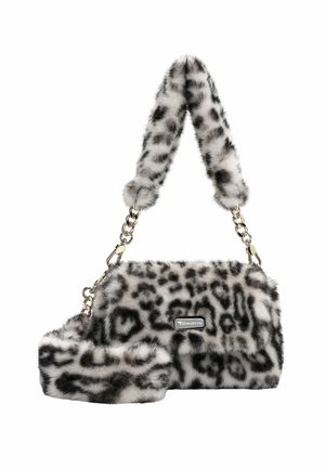 Sac en fausse fourrure avec imprimé léopard noir, équipé d'une bandoulière en chaîne, d'une texture douce, d'une forme rectangulaire et d'une étiquette de logo sur le devant.