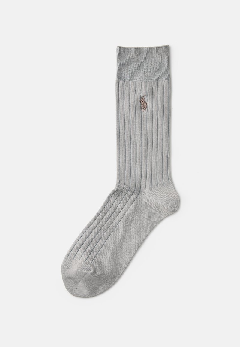 Meia cinza canelada com uma textura suave, apresentando um pequeno logótipo bordado perto da bainha. Comprimento padrão com calcanhar e bico reforçados.