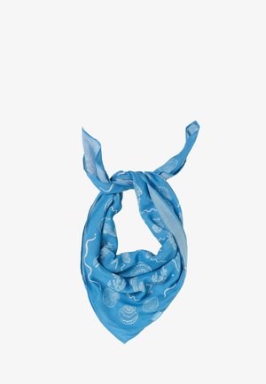 Blauer Schal, locker verknotet, mit weißen Muschel- und Meeresbewohner-Mustern auf einem weichen Stoff mit kleinem Markenetikett.