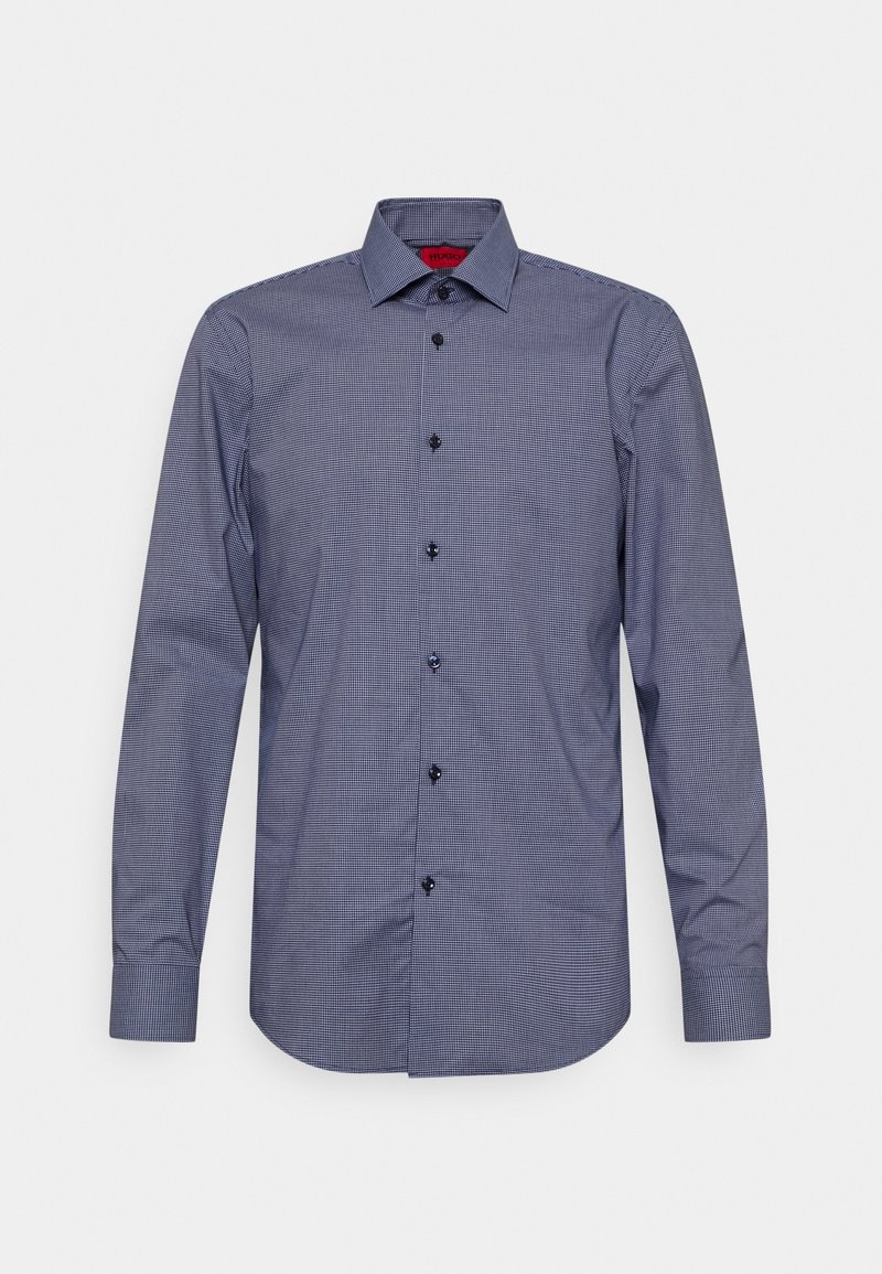 Chemise ajustée à manches longues de couleur bleu foncé avec un motif à carreaux. Elle présente un col boutonné et des boutons noirs sur le devant.
