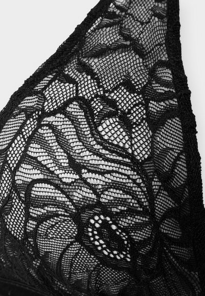 Μαύρο δαντελένιο ύφασμα με περίπλοκα λουλουδένια και δίχτυ μοτίβα που σχηματίζουν ένα λεπτό, ημιδιαφανές υφαντό.