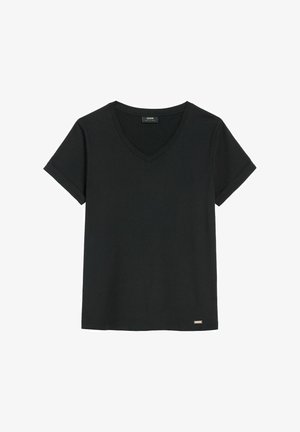 Czarny t-shirt z krótkim rękawem i dekoltem w kształcie V, z podwiniętymi mankietami oraz małą metalową metką z logo na dole, na białym tle.