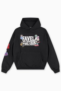 Sort hættetrøje med teksten "FAVELA CLOTHING WORLDWIDE" og forskellige farverige lapper på fronten samt en lomme i taljen.