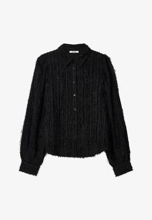 Svart blus med en texturerad, fransig design och långa ärmar. Har knäppning framtill och en klassisk krage. Mjukt och lätt tyg.