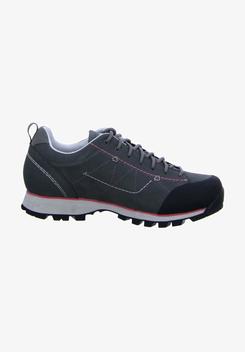 Zapato de senderismo gris con parte superior de ante texturizado, costuras coloridas, puntera de goma y suela con tacos para tracción. Presenta una media suela blanca.