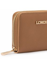 Braune Lederbörse mit strukturiertem Finish, goldenen Reißverschlussdetails und goldenen Logo. Kompakte Gestaltung mit abgerundeten Kanten.