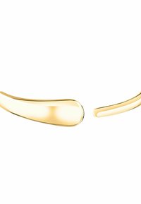 Occhiali da sole in metallo color oro con un design liscio e curvo. Le caratteristiche includono lenti lucide e riflettenti e montature minimaliste prive di decorazioni.