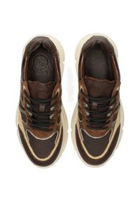 Sneaker marroni realizzati con un mix di materiali, tra cui rete e suede, con lacci scuri, suola bianca chunky e dettagli testurizzati.