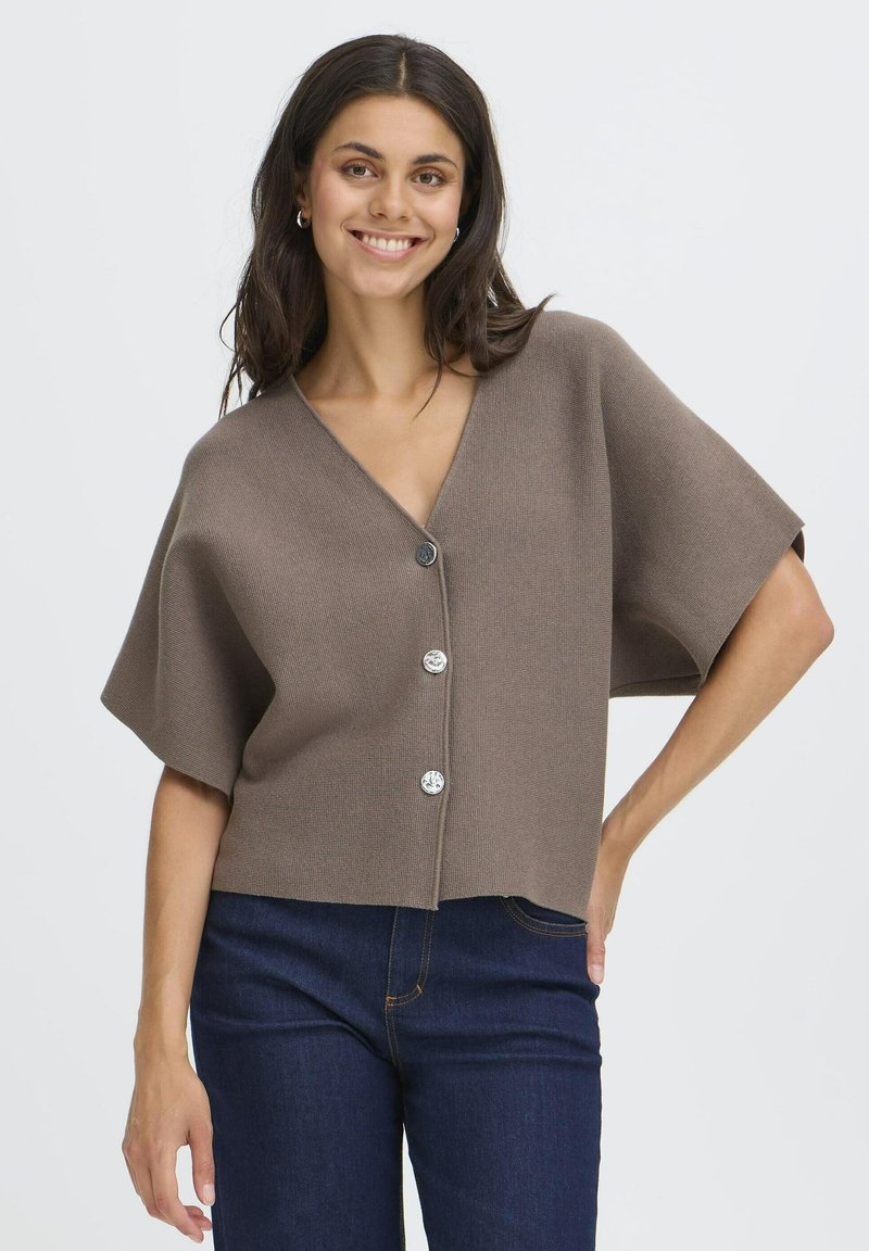 Barna, rövidujjú, rövid szabású kardigán texturált kötésből, mély V-kivágással és öt ezüst gombbal az elülső részen.