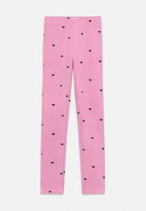 Leggings rosas con patrones de corazones negros dispersos de manera uniforme por la tela, con una cintura lisa y un diseño ajustado.