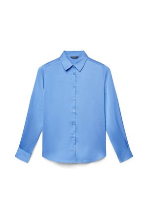 Chemise à manches longues bleu clair avec boutons, col pointu et poignets, posée à plat sur un fond blanc.