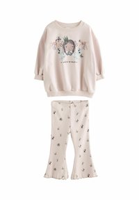 Helles rosa Sweatshirt mit floralem Grafikdruck und Puffärmeln, kombiniert mit passenden, ausgestellten Hosen mit zartem Pflanzenmuster.