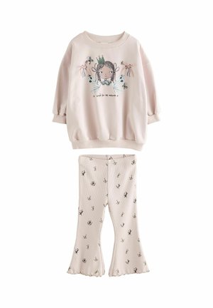 Lichtroze sweatshirt met bloemenprint en pofmouwen, gecombineerd met bijpassende flared broek met een verfijnd plantenmotief.
