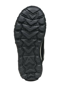 Suela de zapato de goma negra con un patrón texturizado de malla y formas hexagonales. Presenta agujeros de drenaje y "GEOX" impreso en el lateral.