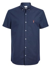 Camisa de botones de manga corta en un tejido de mezcla de algodón, con un pequeño logotipo de langosta bordado en rojo en el pecho izquierdo y un cuello.