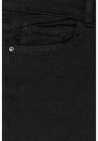 Jean en denim noir avec une poche avant, une couture discrète et un design classique. Le matériau est lisse avec un léger éclat.