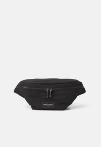 Juodas audinio fanny pack'as su priekiniais užtrauktuko užsegimais, apvalios formos ir maža logotipo etiketė. Lygus paviršius ir minimalistinis dizainas.