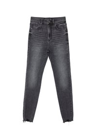 Jeans ajustados en denim negro desgastado, con bolsillos frontales, cintura alta y detalle de dobladillo sin terminar en el tobillo. Textura suave con ligero desgaste.