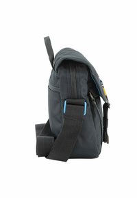 Bolso de hombro de tela gris con cremallera lateral, correa ajustable y acentos azules. Presenta una superficie suave y texturizada y un diseño compacto.