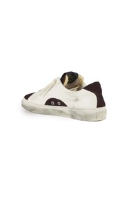 Sneaker bianco in pelle con dettagli in suede bordeaux, lacci piatti e suola texturizzata. Segni di usura visibili sulla suola e sul retro.