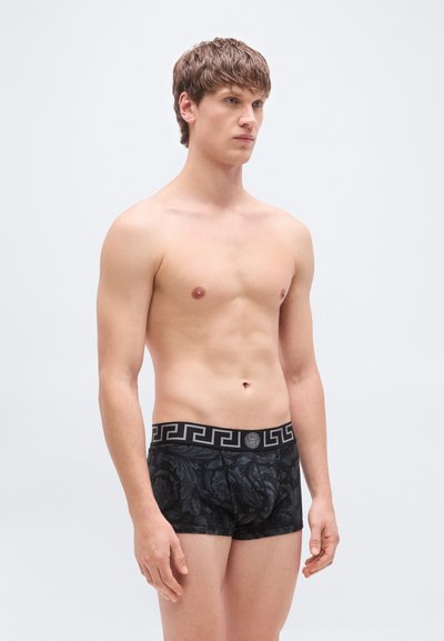 Μαύρα αντρικά εσώρουχα boxer με λουλουδάτο μοτίβο, διαθέτουν μαύρη μονόχρωμη μέση με γεωμετρικό σχέδιο και λ ογότυπο.