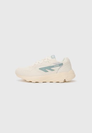 Lyse beige atletik-sneakers med et teksturert stoffoverdel, turkise detaljer og en polstret såle med spor for grepsfunksjon.