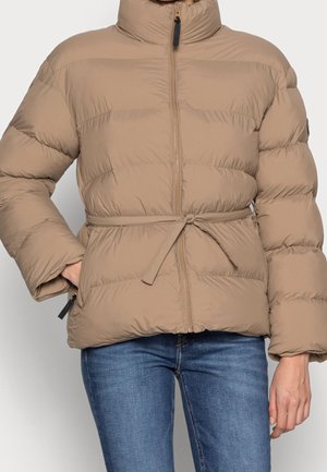 Chaqueta tipo plumón en marrón claro con un cuello alto, cremallera frontal y cintura ceñida. Presenta un patrón de acolchado horizontal y puños elásticos.