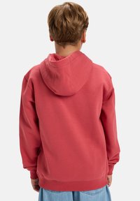 Rode hoodie gemaakt van een zachte katoenmix, met een grote capuchon, ribgebreide manchetten en zoom, in een ontspannen pasvorm en zonder zichtbare logo's.
