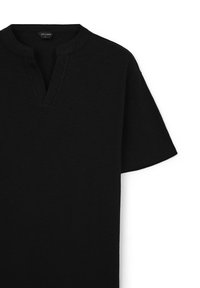 Maglietta nera a maniche corte con design a V scolpita, realizzata in un tessuto morbido e testurizzato. Presenta uno stile minimalista e senza accenti.