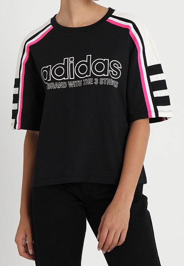 Černé bavlněné tričko s kulatým výstřihem, výrazným bílým a růžovým logem Adidas a třemi pruhy na rukávech v růžových a bílých akcentách.