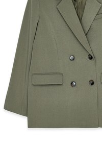 Podwójnie zapinana marynarka w oliwkowym kolorze, uszyta z teksturowanej tkaniny. Posiada dwa guziki, klapy z wycięciem oraz kieszenie z klapami.