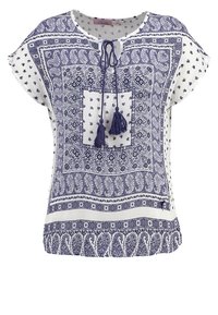 Bílý krátký rukáv top s modrým složitým paisley vzorem, s tkanicí na krku a třásněmi, a čtvercovou kapsou vpředu.