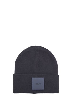 Bonnet tricoté bleu marine foncé avec un revers et un patch carré portant la mention "REPLAY" au centre devant.
