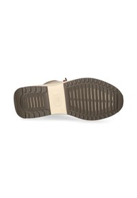 Suola delle scarpe con un design in gomma marrone testurizzata, caratterizzata da scanalature e una intersuola beige. Include un logo al centro della suola.