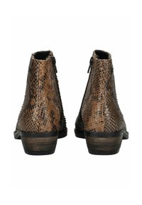Botas de tobillo de piel de serpiente marrón con superficie texturizada, acentos negros y un tacón bajo. Cuentan con un cierre de cremallera lateral para un uso fácil.