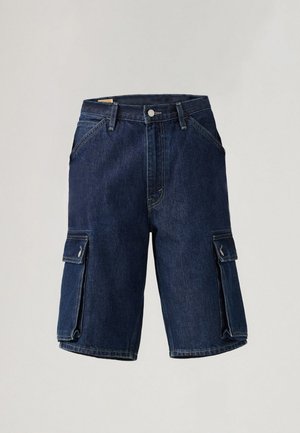 Pantaloni cargo in denim scuro con una vestibilità comoda, caratterizzati da due tasche laterali, una cintura con passanti e accenti di cucitura in vista.