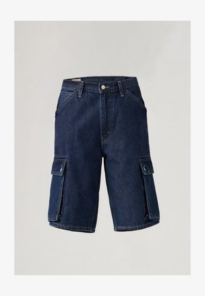 Sötét farmer anyagú, laza szabású cargo sort, két oldalsó zsebbel, övcsat nélküli derékrésszel és látható varrási részletekkel.