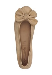 Bailarina de ante beige con punta redonda y un gran lazo en la parte frontal. Presenta un forro interior suave y un diseño ligero.