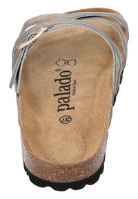 Infradito in pelle grigia con sottopiede in sughero. Presenta strap incrociate, un accento con fibbia e suola in gomma nera texturizzata.