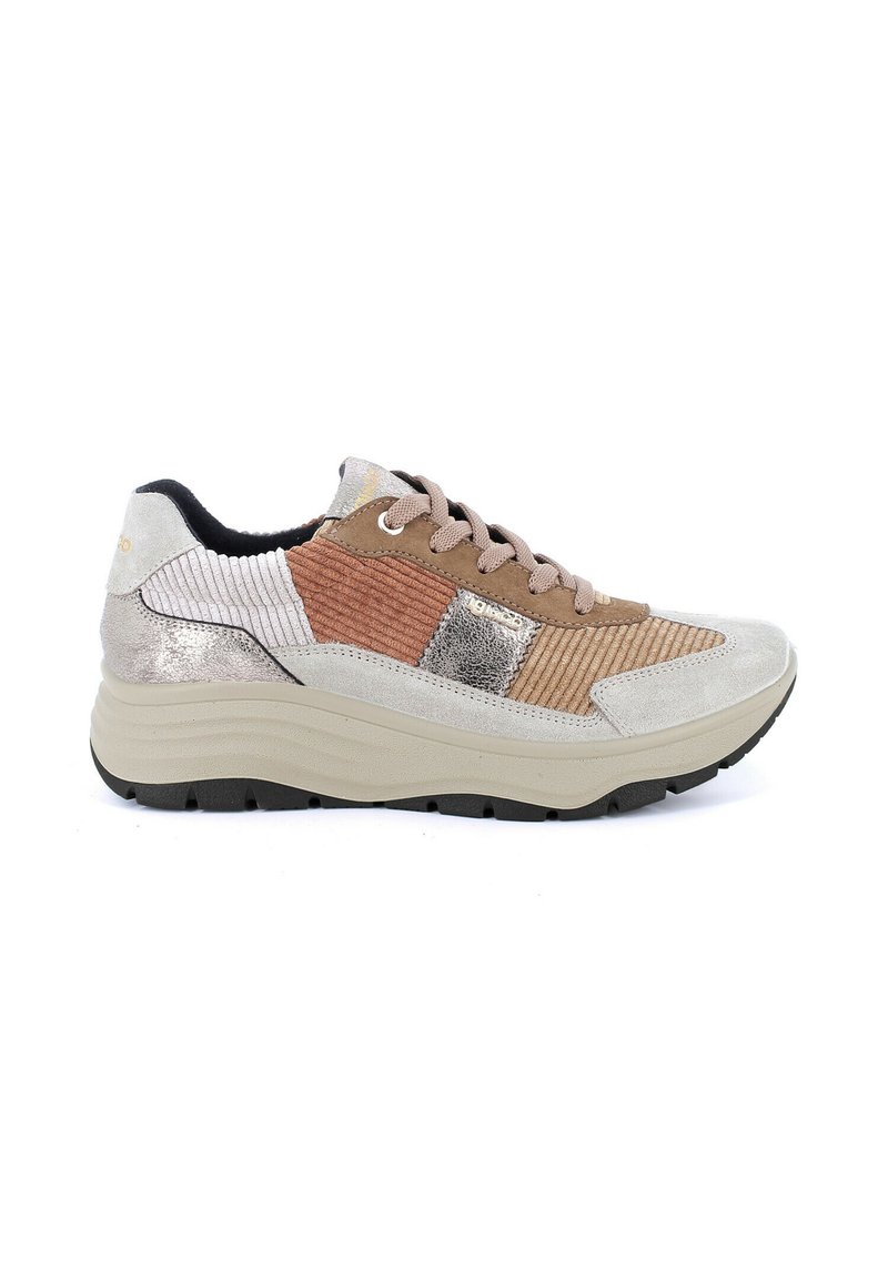 Sneakers con lacci che presentano un mix di tonalità beige, marrone e texture metalliche. Dotate di una suola più spessa e accenti a coste verticali.