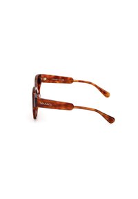 Silmakkaruun sunglasses, joissa on neliömäiset linssit, kiiltävä pinta, ohuet sangat sekä "MAX&Co" -brändäys temppeleissä. Kevyitä, läpinäkyviä aksenttietuja.