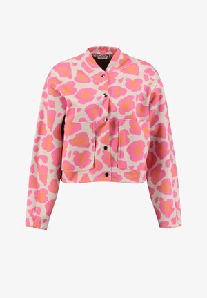 Krótka kurtka z nadrukiem w różowo-pomarańczowy wzór w panterkę, z zapięciem na zatrzaski, dwoma naszywanymi kieszeniami z przodu i dekoltem bez kołnierza.
