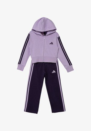 Tuta viola composta da felpa con cappuccio e zip, con cappuccio e pantaloni viola scuro, entrambi con strisce laterali nere e viola chiaro e dettagli con logo.