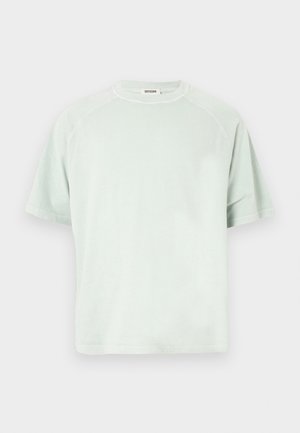 Lyse mintgrøn, kortærmet T-shirt med rund hals og raglanærmer samt Drykorn mærketag på bagsiden af kraven.