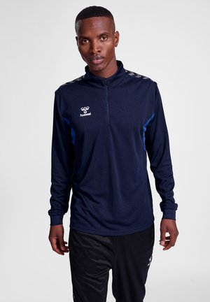 Marineblauwe lange mouw sport pullover met een kwart ritssluiting, voorzien van een textuurstof, blauwe accenten aan de zijkanten en een logo op de borst.
